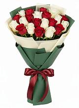 Букет Микс из красных и белых роз в Ижморском