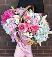 Композиция солнечный день в Ижморском Цветочная композиция из Розы, Хризантемы, Пионы и Лизиантусы в корзине в Ижморском
