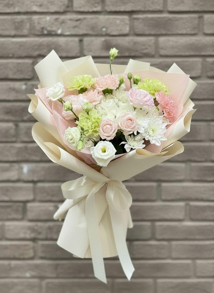 Букет цветов из: Гвоздики, Розы, Лизиантусы и Хризантемы в Ижморском