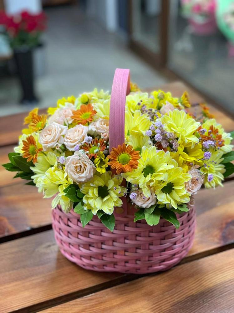 Цветочная композиция из Хризантемы и Розы в корзине в Ижморском