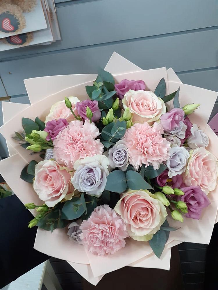 Букет цветов из: Розы, Гвоздики и Лизиантусы в Ижморском